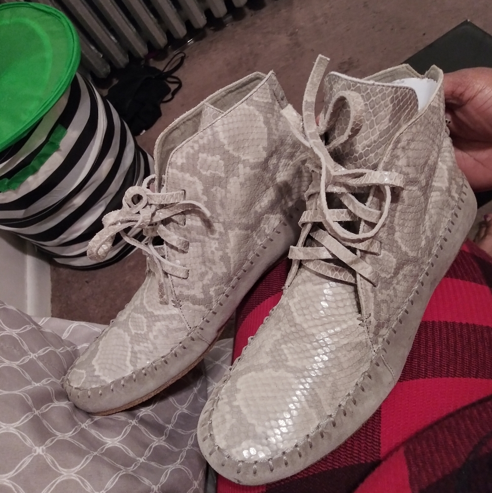 Shoes - Picture 2 of 7